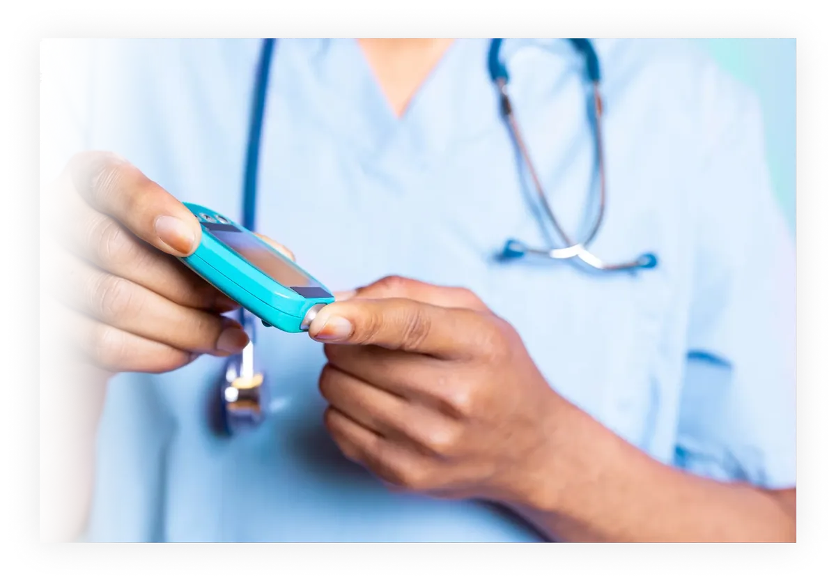 Επαγγελματίας υγείας σε γαλάζια ιατρική στολή με στηθοσκόπιο που κρατά μπλε μετρητή γλυκόζης αίματος