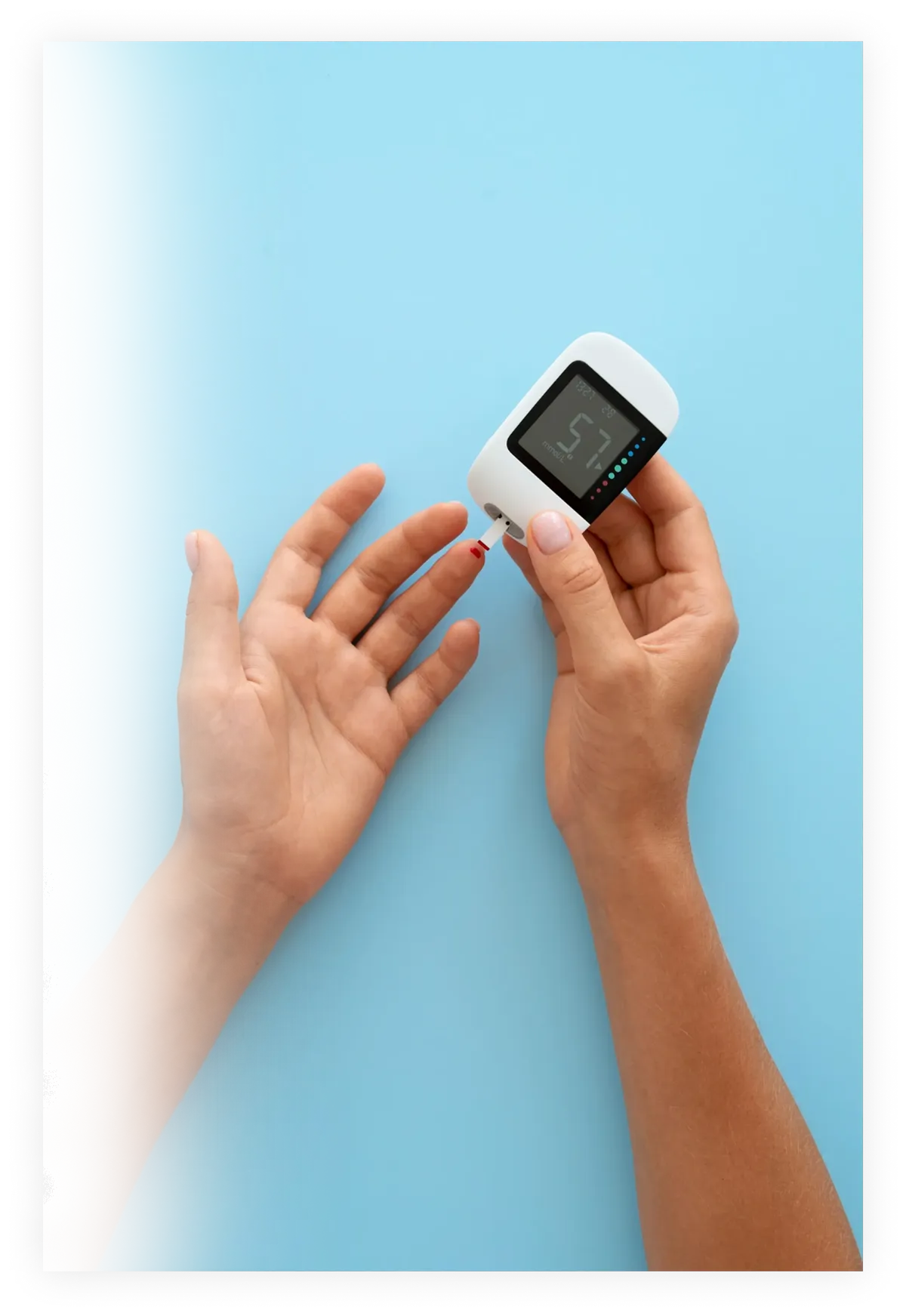 Χέρια γυναίκας που κρατούν μετρητή γλυκόζης και πραγματοποιούν δοκιμή σε γαλάζιο φόντο