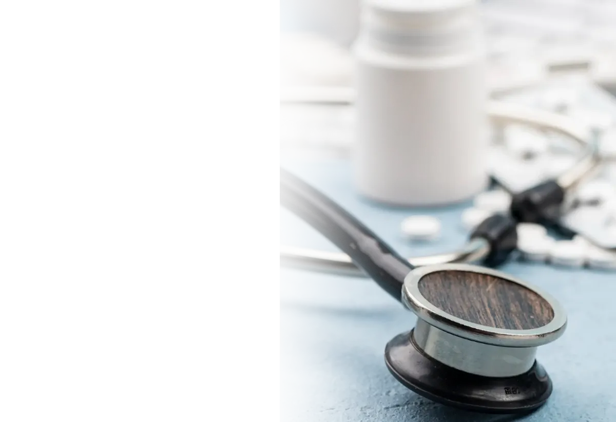 Στηθοσκόπιο και ιατρικός εξοπλισμός σε γαλάζιο γραφείο με καφέ για ιατρική εξέταση διαβήτη